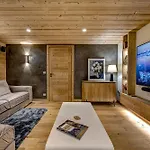 Josephine, Les Bois Chalet *
