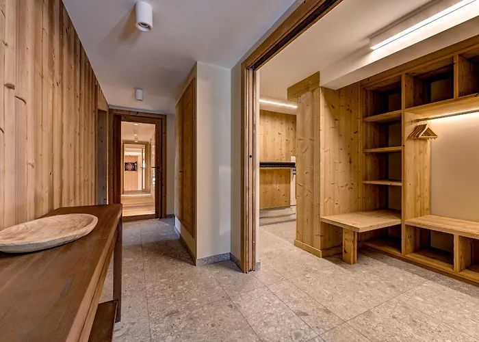 Josephine, Les Bois Dağ evi